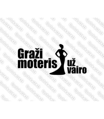 Graži moteris už vairo